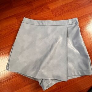 Faux leather short / skort